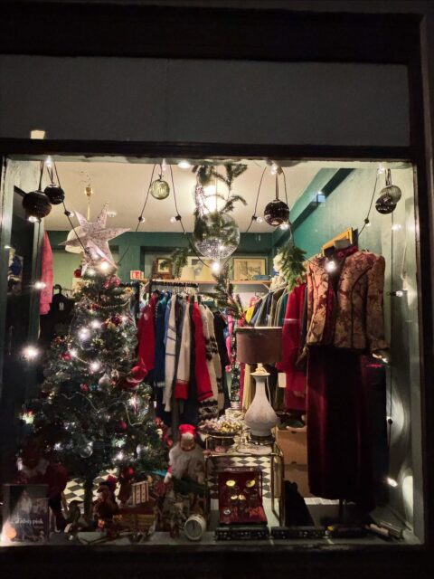 Tidstypisk by night 🧚‍♀️ og nå har julen har flyttet inn i butikken!✨✨✨