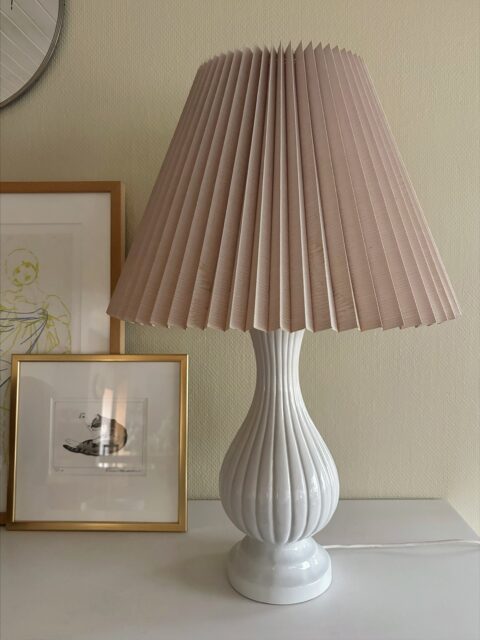 Nydelig, ganske stor vintage bordlampe med hvit fot med rillemønster og beige plissert skjerm, som gir et vakkert lys og fin stemning. Ø fot nederst, 15 cm. H inkl skjerm 67 cm. Ø skjerm, 44 cm. Eldre type stikk. Pris: 1400 kr. Lampefot og skjerm selges kun samlet. Ønsker du å kjøpe denne med Vipps nå og hente i butikk? Send melding. Må hentes, sendes ikke.
❣️ kun lampen er til salgs, bilder tatt #hjemmehostidstypisk og alt annet er i privat eie 🤍