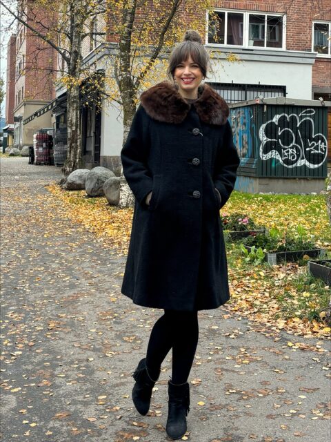 *SOLGT* Klassisk, sort 1950-60-talls vintagekåpe med stor pelskrage. Nydelig, tidstypisk fasong. Vil si str M, 38-40, men passer også 36 for en litt romsligere passform. I god vintagestand, med litt slitasje på foret inni. Pris på DM eller stikk innom butikken, helgeåpent 12-16 begge dager. Velkommen 💋💋💋