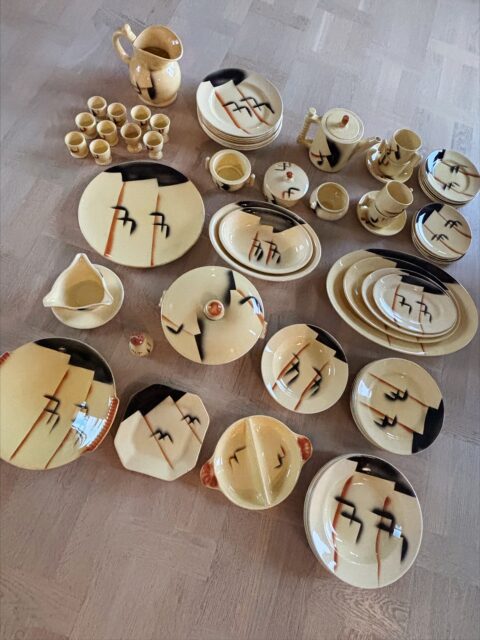 *SOLGT* 67 deler med Dovre fra Egersund Fajanse, et norsk art deco-servise formgitt av Jacob Bjorheim rundt 1930, i flintgods med sprøytedekor. Pent og i god vintagestand, med litt patina / krakelering som forventet mtp alder og bruk. Dette serviset er jo straks antikt! Vil ikke bli utstilt i butikk pga plassmangel, selges her på insta. Må hentes, sendes ikke. Selges kun samlet, 1800 kr for hele. Kjøpe nå med Vipps? Send meg en meldingz Serviset består av følgende deler:
1 mugge
10 eggeglass (to størrelser)
7 middagstallerkener 
1 kaffekanne
4 kopper m/skål
1 Sukkerskål m/lokk
2 små skåler u/lokk
6 asjetter 
5 litt mindre asjetter
1 stort serveringsfat
2 ovale dype serveringsfat
4 ovale flate serveringsfat 
1 sauseskål
1 Saltbøsse (nagg)
1 terrin med lokk
1 dyp asjett
5 dype tallerkener 
6 flate lunsjtallerkener
1 todelt serveringsskål
1 firkantet lite fat
2 halvdype serveringsfat