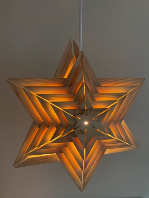 *SOLGT* De fineste vintage adventstjernene er i finer! Denne har moderne stikk og gir så varmt og koselig lys. Ørlite patina. Pris: 1500 kr. Må hentes sendes ikke. Kjøpe nå med Vipps? Send melding 🌟🌟🌟