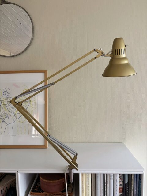 *SOLGT* Stilig, norsk designklassiker til hjemmekontoret ✨ Vintage Luxo L-1 skrivebordslampe i en lys gullfarge. L-1 ble formgitt av Jac. Jacobsen i 1937, og denne utgaven kom i 1947. Bordfeste (i en lys gråfarge) medfølger. Lampen er pen og i god vintagestand, med bitte litt patina. Gammel stikk. Pris: 1200 kr. Må hentes. Kjøpe nå med Vipps? Send melding! 
❣️Bilder tatt #hjemmehostidstypisk - kun lampen er til salgs.