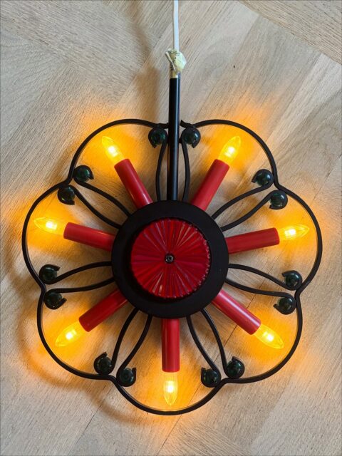 *SOLGT* Adventsstjernen Lena fra Osram lyser lunt og koselig og gir god, gammeldags julestemning. Vintage typ 60-70-talls- noen husker sikkert denne fra barndommen- eller kanskje fra bestefoeldres hjem? Gammel stikk. 1200 kr. Må hentes. Kjøpe nå med Vipps? Send melding. 🌟