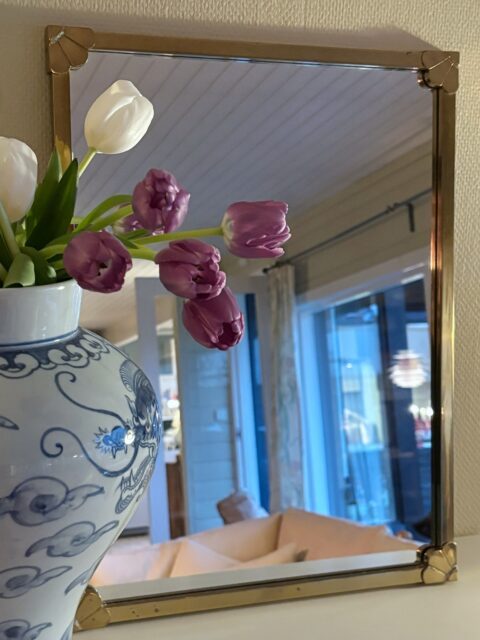 Nydelig messingspeil med små blomster i hjørnene, vintage fra 1970-80-tallet 💫 I god vintagestand med fim patina. Mål 56,5 x 43 cm. Kan henges begge veier. Pris: 1200 kr. Kjøpe nå med Vipps? Send meg en melding. Må hentes, sendes ikke. ❣️ bilder tatt hjemme hos meg, kun speilet er til salgs.