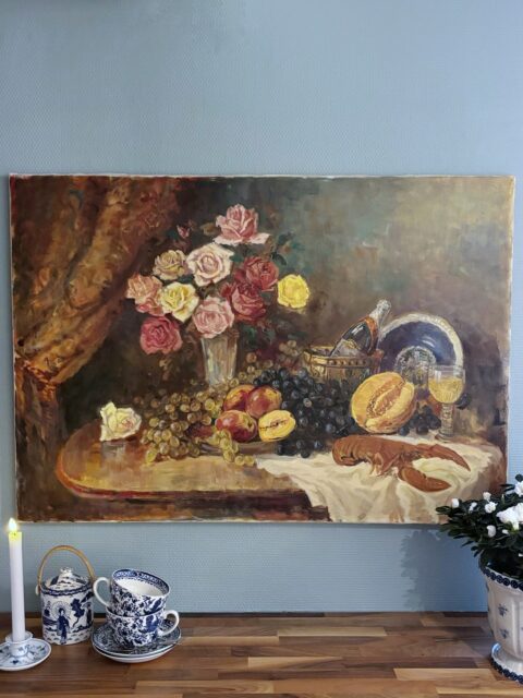 *SOLGT* Vidunderlig vakkert stilleben malt på lerret, i blindramme med mål 70 x 100 cm. Av eldre årgang /vintage. 🍇🦞 Ikke signert. Elsk på fargene og det frodige dekkede bordet. Pris: 2800 kr. Kjøpe nå med Vipps? Send melding. Sendes ikke - må hentes. Bilder tatt hjemme hos meg, kun maleriet er til salgs.