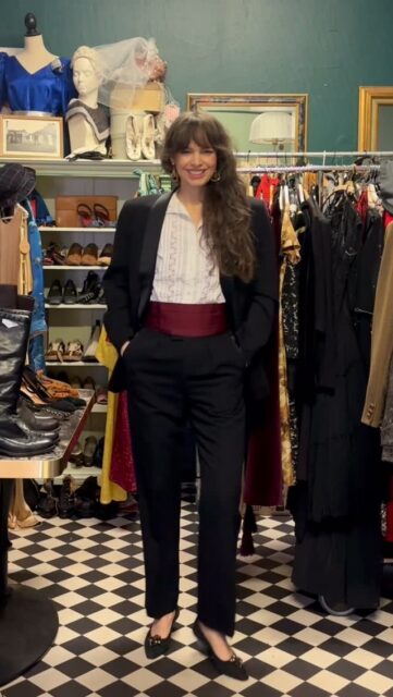 Vintage herresmoking i sort ull? Yes, please! 💋 Herrestr 46 / passer også dame str 38. Dressen er ant. fra 1970-80-tallet, superstilig og klassisk snitt, nydelig kvalitet! Midje bukse 72 cm. Dressen er produsert i Norge. Pris: 2000 kr (bukse & jakke). Midjebeltet og matchende sløyfe selges utenom. Stikk innom Tidstypisk for å prøve!