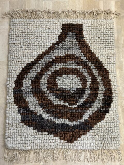 Superfint vintage veggteppe i knyttet ull, ant håndlaget, 1970-80-tall. Løkmotiv? Kan henges den veien du ønsker. Pene duse naturfarger, myk ull. (Teppet har ikke oppheng bak). Noen av dere lurer sikkert på om dere kan bruke det på gulvet, det blir opp til en selv å bestemme, men veggtepper er som regel ikke laget for å tåle like mye slitasje som gulvtepper. 
Mål: 80 x 95 cm + frynser. Pris: 1500 kr. Kjøpe nå med Vipps? Send melding. 🐑🤎