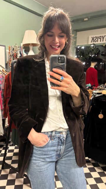 Vintage sjokoladebrun fløyelsblazer i 100 % bomull, 1970-80-talls. Herrestr S/passer dame str 38-40. 1200 kr. I butikk, søndagsåpent 12-16. Velkommen til Tidstypisk i Sinsenterrassen 10 🤎