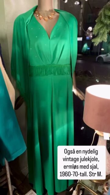 Julekjolene henger klare, stikk innom @tidstypisk for å finne din nye vintageskatt! 💚Åpent torsdag og fredag 14-18, lørdag og søndag 12-16. 💃🏻💃🏻