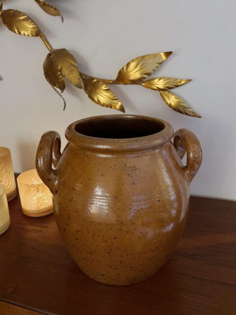*SOLGT* Stor og dekorativ semiantikk syltekrukke på 10 l fra svenske Raus Stenkärlsfabrik. Nydelig brunspettet glasur på keramikken. Usynlig hårsprekk som går vannrett midt på langs ene siden (reflektert i prisen). Skal du bruke denne til blomster må du derfor ha en annen vase inni, evt en potteskjuler som holder på vannet. Krukken gjør seg bare til pynt også. 🤎 
Nb! Tåler ikke frost. Mål: H 29 cm, Ø åpning øverst ca 17 cm. Pris: 449 kr. Må hentes, sendes ikke. Kjøpe nå med Vipps? Send melding 🤎
❣️ Bilder tatt hjemme hos Tidstypisk, kun krukken er til salgs.