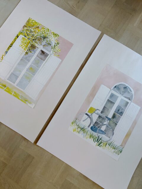 Duse pasteller og sommerlige motiver blir aldri feil på veggen. 🚲 To søte kunstplakater med akvarellmotiver av den danske designeren Ole Kortzau fra tidlig 1980-tall. Begge er montert på tykt papir - her kan du klippe og tilpasse selv ut fra ønsket innramming. Nb! Posterne er ikke rammet inn. Mål på selve posterne: 42 x 59 cm. Pris per stk: 600 kr. 
Kjøpe nå med Vipps? Send melding. Må hentes, sendes ikke.