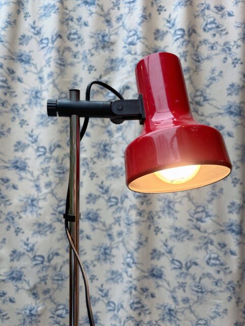 Leselampe/gulvlampe med justerbar skjerm, rød og fin fra 1970-80-tallet, moderne stikk. Litt patina/småriper som normalt med tanke på alder og bruk. H stang 120 cm. Pris: 1200 kr. Kjøpe nå med Vipps? Send melding. Lampen må hentes, sendes ikke. ❤️
(❣️Gardinen i bakgrunnen er ikke til salgs)