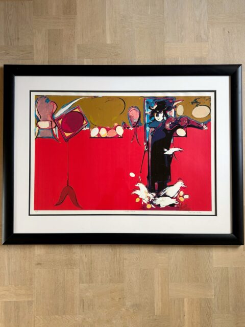 «Chicken Concerto», fargeglad grafikk signert billedkunstner Michael Casford (1950-2005). Nummerert 53/85. Casford var britisk og flyttet til Norge i 1972. Han deltok blant annet på Høstutstillingen i 1979-80. Rammemål 106 x 80 cm. Pris: 2400 kr + 5 % kunstavgift (=2520 kr). Kjøpe nå med Vipps? Send melding. Må hentes. sendes ikke. 🐔