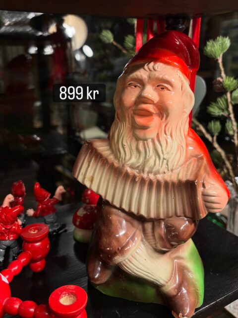 Bla gjennom bildekarusellen 👉🏻 og send meg en melding om du ser noe du vil kjøpe nå med Vipps. ✨😊 Ting kjøpt her på insta må hentes i butikken i Sinsenterrassen 10 innen en uke i åpningstida. Sender dessverre ikke knuselige ting i posten.