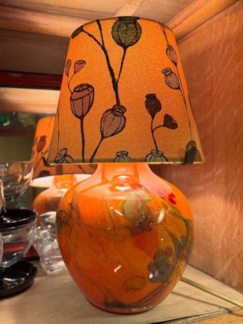 *SOLGT* Nydelig vintage glasslampe, kunstglass, orangemønstret med gullskimmer. ✨🧡 Ikke merket, muligens opprinnelig vært en vase. Stativ til skjerm sitter fast på pæresokkel. Skjermen avbildet medfølger. Moderne stikk. H inkl skjerm ca 31 cm. Pris: 1500 kr inkl skjerm. Kjøpe nå med Vipps? Send meg en melding. Lampen må hentes, sendes ikke.