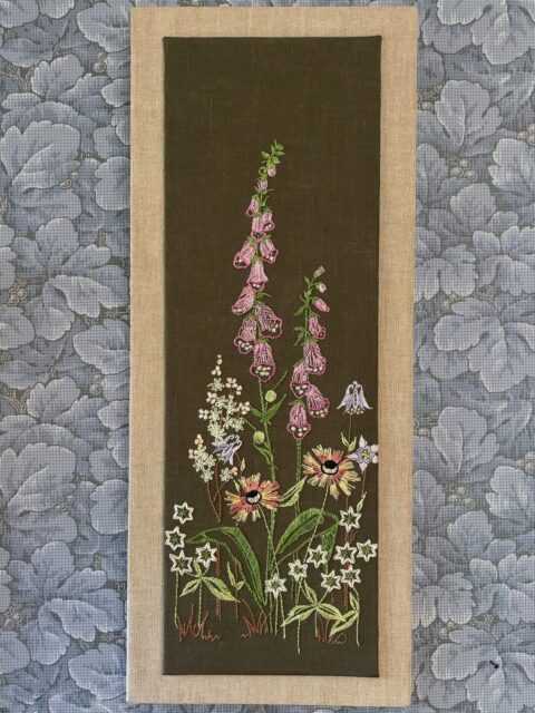 *SOLGT* Vintage tekstilbilde med håndbroderte sommerblomster 🌸 mål: 27 x 66 cm. Pris: 800 kr. Kjøpe nå med Vipps? Send melding 🌺