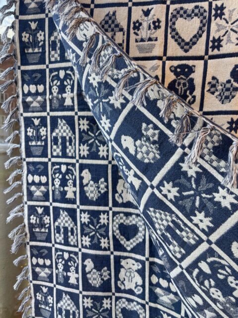 Koselig, lunt og tykt pledd i bomull, mørkeblått og hvitt, like fint på begge sider. Mål: 130 x 152 cm + frynser. Pris: 899 kr. Meget pent, i god vintagestand. Fin julegave! 🐻Kjøpe nå med Vipps? Send melding 💙🤍