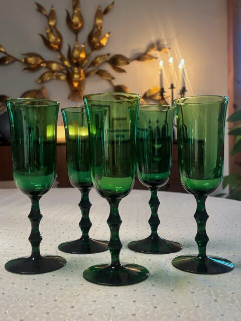 Salute 🥂 art deco champagneglass fra svenske Orrefors. Så elegante og flotte i grønt glass. Salute ble designet av Simon Gate i 1923. H 18 cm. Bitte litt variasjon i grønnfarge. 4 glass er hele og pene, 200 kr stk. Det 5. har et ørlite nagg langs kanten øverst, ellers pent, reflektert i prisen, 100 kr. Glassene selges kun samlet, 900 kr for 5 stk. Kjøpe nå med Vipps? Send melding. Glassene må hentes, sendes ikke. Butikken har faste åpningstider onsdag til søndag.💚
❣️ bilder tatt hjemme hos meg, kun glassene er til salgs.