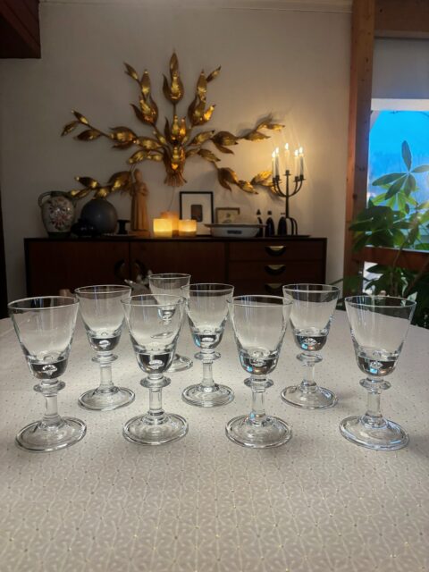 Designklassikeren Tangen fra Hadeland Glassverk, 8 stk vinglass i klart glass, H 16,5 cm. Fine til både rød-/hvitvin. Tangen ble designet til 1958 av Willy Johansson, dette er tidløse glass i høy kvalitet! Hele og pene. Pris per stk: 149 kr stk. Selges helst samlet. Skal du kjøpe splitter nye Tangenglass i dag, ligger ny pris på cirka 5- 600 kr glasset, så det lønner seg å kjøpe brukt! 🤍
❣️bilder tatt hjemme hos meg, kun glassene er til salgs. Butikken har faste åpningstider onsdag til søndag. (Ingen reservering)