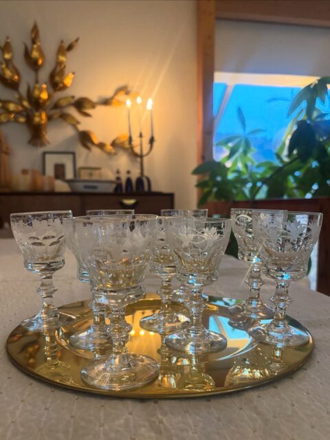 Vakre fasettslipte Brynhild ble produsert hos Hadeland Glassverk i to perioder på 1900-tallet. Brynhild kom både med og uten dekor, og nå har jeg 9 stk vintage hetvin-/dessertvinglass (H 11 cm, 7 cl) samt 1 ølglass (H 14,2 cm, også fint til rødvin, brus etc) med vinløv/druedekor til salgs. Lekre glass gjør borddekkingen festligere! 🥂 Alle er hele og pene. 
Priser: Hetvinsglass 125 kr stk, ølglass 149 kr. 
Hetvinsglass selges samlet / parvis. Kjøpe nå med Vipps? Send melding. Glassene må hentes, sendes ikke.❣️bilder tatt hjemme hos meg, kun glassene er til salgs.