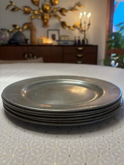6 stk vakre, antikke tinntallerkener/fat, antagelig europeiske/tyske fra andre halvdel av 1700-tallet. Merket på undersiden. Nydelig patina, tenk alle måltidene disse har vært med på! Siden disse er såpass gamle er det helt naturlig at det er litt riper/merker, en liten bulk osv. Det er jo dette som gir hele verdien og sjarmen når det gjelder antikviteter! Ø 26,5 cm. De gjør seg veldig godt som dekketallerkener til frokost- og lunsjasjetter og litt mindre middagstallerkener. 
Pris: Selges samlet for 3000 kr. Kjøpe nå med Vipps? Send melding. Må hentes. Faste åpningstider denne uken, onsdag til søndag. ✨🤍
❣️ bilder tatt hjemme hos meg, kun tinntallerkener er til salgs.