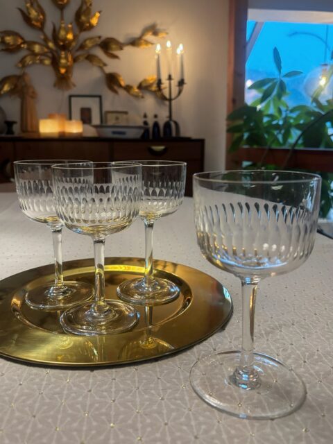 4 x gamle, elegante Helene rødvinsglass fra Hadeland Glassverk. Helene har slank, rett stett og klokke med lekker tett olivenslip. Serien ble formgitt av Ragnvald Hansen i 1902 og var i HGs prisliste frem til 1940. Dette mener jeg er den største størrelsen, H 15 cm, Ø klokke 8,2 cm. De antikke glassene er hele og pene. 
Pris per glass: 299 kr stk. Selges kun samlet. Kjøpe nå med Vipps? Send melding. Må hentes, sendes ikke. 
❣️ Bilder tatt hjemmefra hos meg, kun glassene er til salgs.