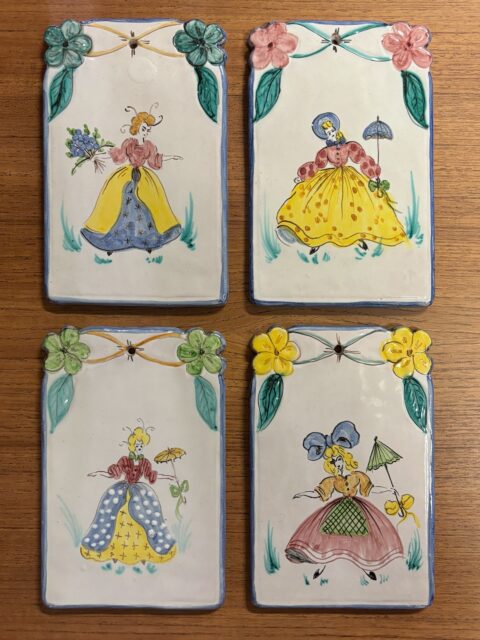 4 x nydelige håndmalte keramikkfliser fra Solberg Keramikk, vintage 1940-50-talls. Hver flis kan henges på veggen da det er hull øverst til oppheng. De er hele og pene. Mål: 10,5 x 16,5 cm. Selges samlet for 800 kr (200 kr pr stk). Kjøpe nå med Vipps? Send meg en melding 💌 Må hentes, sendes ikke. Åpent fredag 14-18, lørdag og søndag 12-16. Velkommen🩷