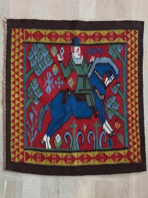 Vintage billedvev med gammelt, norsk motiv av rytter til hest, ca 57 x 51 cm. Pent håndarbeid i flotte farger. Heng på veggen, eller sy det til putetrekk. 900 kr. Kjøpe nå med Vipps? Send melding.