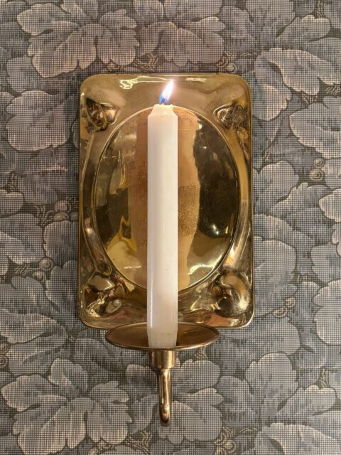 *SOLGT* Vintage vegghengt lysestake/lysskjold i messing. Gir nydelig stemning. Passer vanlige kronelys. Pen patina. 15 x 29 cm. 499 kr. Kjøpe nå med Vipps? Send meg melding. 🕯️