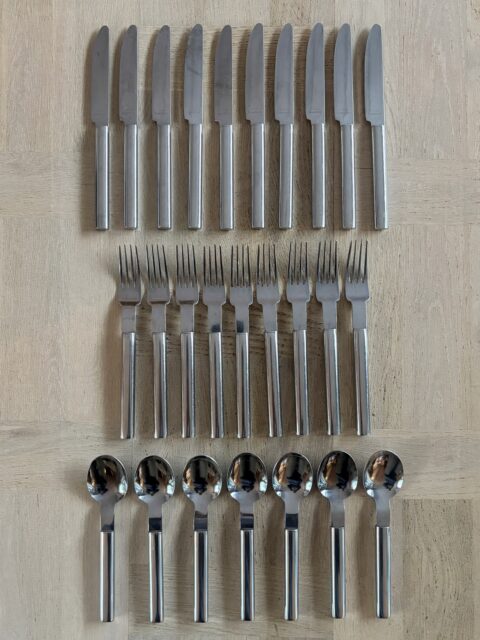 *SOLGT* Oval Steel, stilig bestikk fra Boda Nova, designet av Mikael Björnstjerna i 1971. Ant. produsert på 1990-tallet. Stainless steel. 10 kniver, 9 gafler og 7 spiseskjeer. Noe bruksspor/småriper. Selges samlet, 26 deler, 1400 kr. Må hentes. Ønsker du å kjøpe bestikk nå med Vipps? send melding. 💌 åpent torsdag 14-18.