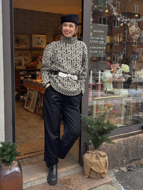 Helgeåpent 12-16 begge dager hos Tidstypisk i Sinsenterrassen 10! 👋🏻 Del gjerne innlegget med andre du tror kan like vintagebutikken, som bugner av vintageklær og -tilbehør, vintageinteriør, kunst, lamper, vinyl etc 😻🩷 Sveip for å se litt fra klesavdelingen 🧥👗 Velkommen, jeg gleder meg til å se dere! 🤗