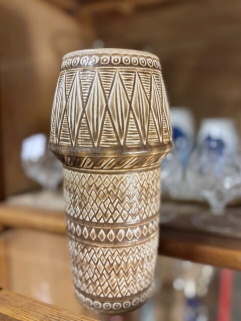 Gunnar Nylund designet serien Scherzo for Rörstrand, i 1964. Beige vase, modell nr 6, H 22 cm. 799 kr. Kjøpe nå med Vipp? Send melding. Må hentes. ✨