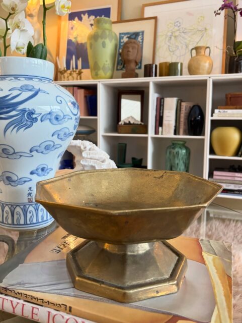 Vakkert og stort vintage messingfat på stett, åttekantet form. Tung og solid. Nydelig patina. Skulpturelt og et smykke i rommet, enten du bruker det som fruktfat, til smykker og annet - eller bare til pynt. H 12,5 cm, Ø 25 cm. Pris: 1400 kr. Kjøpe nå med Vipps? Send melding. Må hentes. ❣️ miljøbilder er tatt #hjemmehostidstypisk og kun messingfatet er til salgs, alt annet er i privat eie og ikke til salgs ❣️