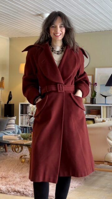 Nydelig 1940-talls, vintage prinsessekåpe i dyp kanelbrun ull, med fantastisk vakre detaljer, flott søm og kledelig snitt. Passer dagens str 38. Kåpen er fra Moresco, «et av Norges første og største konfeksjonsfirmaer for damepelser, kåper og drakter», ifølge 50-års jubileumsheftet fra 1947. Inspirert av den franske, elegante klesmoten åpnet danske Jacob Moresco først forretning i København i 1856, deretter i Malmø og så i Teatergaten 14 i Christiania (Oslo) i 1897. Allerede i 1900 måtte forretningen utvide og flyttet til Kongensgate 12 - «den gang et imponerende nybygg som lenge lå og ruvet i ensom majestet blant gatens små lave hus (…) Tross betegnelsen konfeksjon er der ikke tale om noen masseproduksjon på samlebånd - og her er det nettopp firmaets hemmelighet ligger - heller litt lenger tid på bekostning av flere plagg eller for å uttrykke det kort: nom multa sed multum-  det er ikke mengden, men kvaliteten det kommer an på», står det i Morescos jubileumhefte fra 1947, og videre:
«I dag heter lille Askepott frøken Hansen- hennes prins er en flittig kontormann - kongeriket er drømmen om en toværelsers (urekvirert) leilighet med bad og søppelsjakt, og gudmoren, for å bli i eventyrstilen, eksisterer også - hennes navn er konfeksjon!» 🩷
📝 Heftets tekst er skrevet av Love Yngve Anderson, illustrasjonene er av Yngve Anderson. Heftet er ikke til salgs, kun kåpen, som henger i butikken nå.🤗