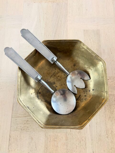 2 par fine vintage salatbestikk 👉🏻sveip 👉🏻 🥗 
1️⃣ Salatbestikk i tinn, dekorativ art deco-stil. 499 kr paret
2️⃣Norsk salatbestikk med sort skaft, 1960-70-tall, 299 kr paret. 
Noe patina/småriper på begge parene, normalt mtp alder og bruk. Kjøpe nå med Vipps? Send melding.
🍯Messingfatet er også til salgs, se eget innlegg.💫