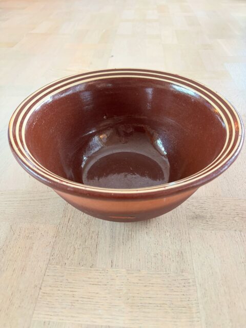 Gammel, stor og sjarmerende bakebolle i keramikk fra Graveren Teglverk. Ø 32 cm, H 15 cm. Hel, i god vintagestand med patina. Pris: 900 kr. Kjøpe nå med Vipps? Send melding. Må hentes, sendes ikke. Faste åpningstider onsdag til søndag 💫