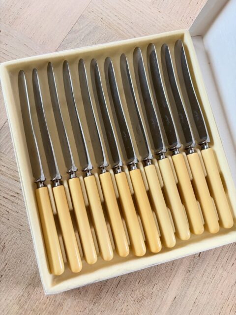 *SOLGT* Vintage 1950-60-tall 💫 Sett med 12 kniver i rustfritt stål og med smørgult skaft fra Jernbolaget, Eskildstuna (Sverige). Kommer i original eske fra gullsmed. Pene og i god vintagestand, bitte litt patina som normalt mtp alder og bruk (et par små sprekker i plasten oppe ved festet) Pris: 699 kr. Kjøpe nå med Vipps? Send melding.🍴 Butikken har faste åpningstider onsdag til søndag.
