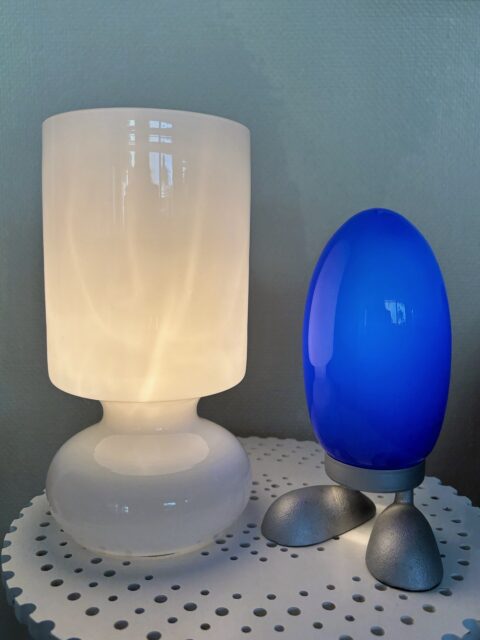 To søte, små Ikea-bordlamper fra 1990-2000-tall.
🤍 Hvit Lykta i glass, H 25 cm, 599 kr *SOLGT*
💙 Fjorton med blå glasskuppel og metallføtter, H 20,5 cm. 599 kr. 
Kjøpe nå med Vipps? Send melding. Må hentes.