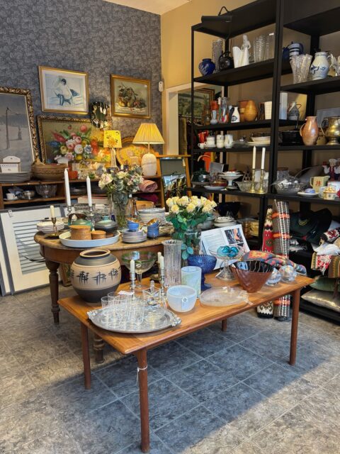 Har ommøblert litt i butikken, så nå er det blitt bedre plass i klesavdelingen 🤗🤗 Velkommen! Sinsenterrassen 10, Oslo