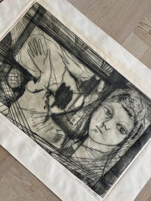 Gunnar Romberg (1914-1998). Signert grafisk trykk fra 1966, kan det være koldnål, etsning eller noe slikt, tro? Uansett et spennende motiv. Selve motivet måler 49 x 31,5 cm. Selges uten ramme, 1200 kr. Kjøpe nå med Vipps? Send melding. Må hentes, sendes ikke.