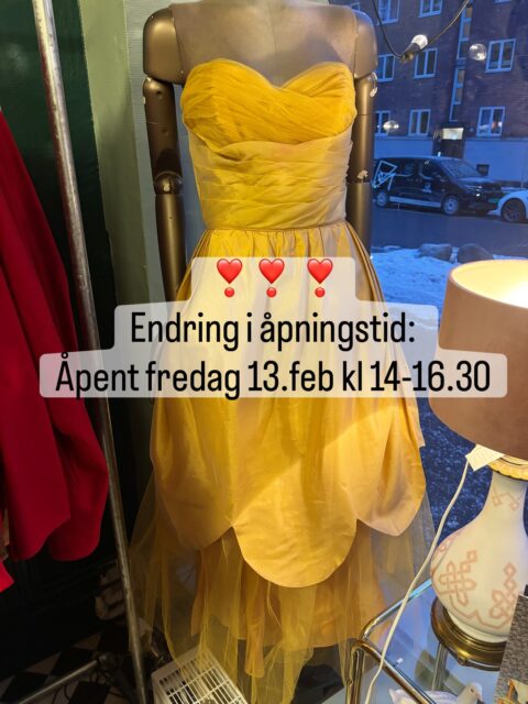 ❣️Må stenge litt tidligere fredag 13. februar, åpent fra 14-16.30 ❣️❣️Beklager endring i siste liten. Men; Vanlige åpningstider lørdag og søndag 12-16! 🤗 De vakre vintagekjolene henger her og venter på dere! 💃🏻💃🏻💃🏻