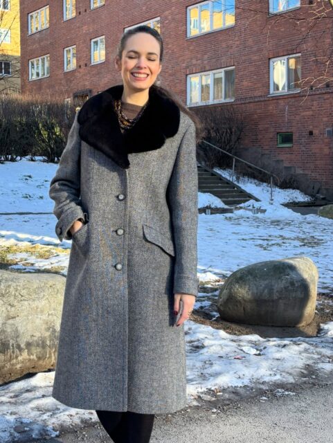 Superstilig vintagekåpe i gråmelert ulltweed med sort pelskrage. 1960-70-talls, lett innsvingt modell med flotte detaljer. I veldig god stand. Passer en dagens str M. Stikk innom butikken for å prøve (og se hele det store utvalget av vintageklær🤗). Helgeåpent 12-16 begge dager. Velkommen!