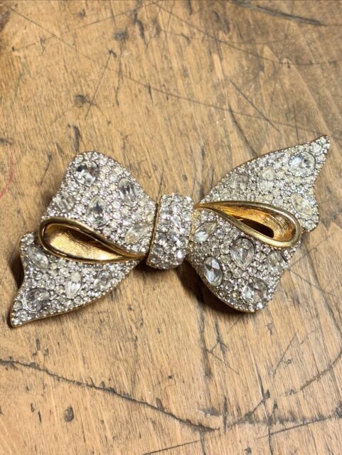 Den vakreste, glitrende vintagebrosjen fra Swarovski 🎀 6 x 8 cm. Svane-label. Pris: 1200 kr. Nydelig bijouteri! I god stand. Kjøpe nå med Vipps? Send melding. 💌