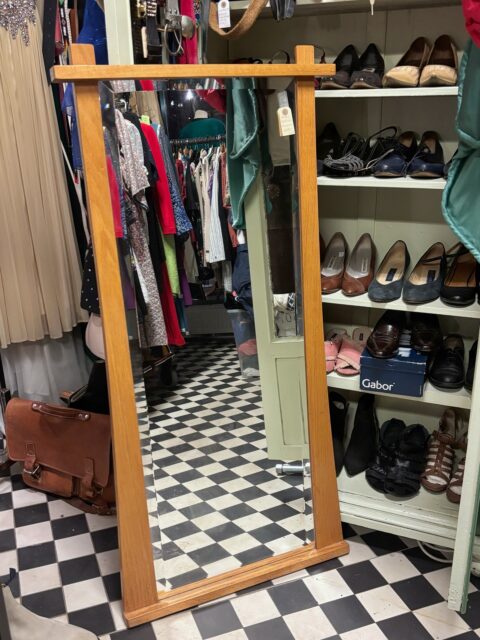 Stort og stilig, fasettslipt speil med solid eikeramme, vintage. Lett utsvingte linjer gir spennende design. Mål: B 65 cm, H 130 cm. Pris: 2500 kr. Fin patina. Noen småmerker på glasset. Kjøpe nå med Vipps? Send melding. Må hentes.