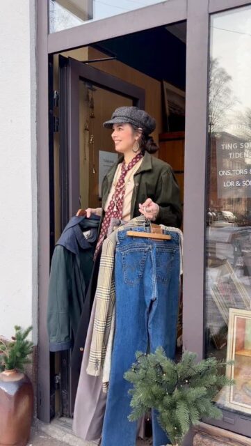 Nyheter i klesavdelingen 🤩 Vintage Busnel, Levi’s, skinnjakker, ullgensere og masse annet fint fra tidligere tiår! Kom innom, velkommen til mitt skattkammer! (Priser og info om plaggene du ser her finner du i butikken i Sinsenterrassen 10)✨✨✨