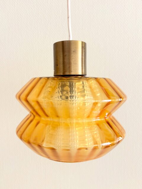 Vintage pendellampe (taklampe) i ravfarget glass og børstet messing fra T. Røste & co, norsk 1960-70-tallsdesign 🧡💛 Kobles til sukkerbit i taket, det varmgule glasset gir et koselig og lunt lys. H inkl takkopp Ø kuppel ca 20 cm. Pris: 1200 kr. Kjøpe nå med Vipps? Send melding. Må hentes, sendes ikke.