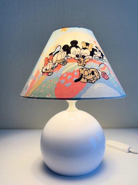 Supersøt Baby Disney-minilampe fra 1980-tallet. Moderne stikk. H 25 cm inkl skjerm. Pris: 799 kr. Kjøpe nå med Vipps? Send melding. Må hentes, sendes ikke. 🍓
