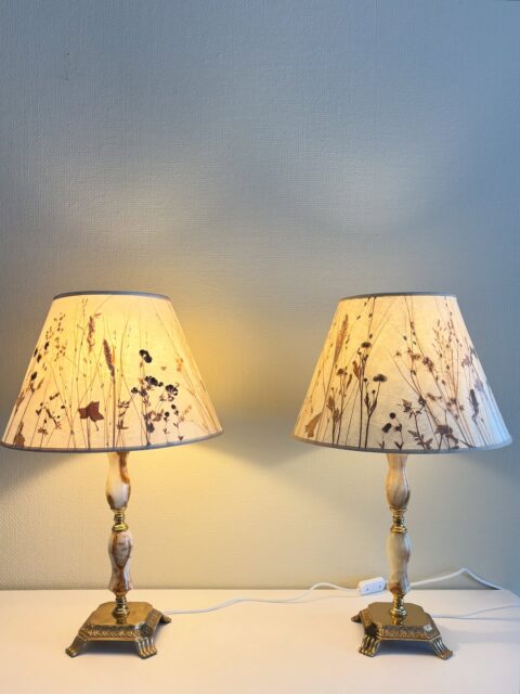 Et par vakre vintagelamper i messing og onyx, med lampeskjermer med tørkede blomster/strå 🌾 1960-70-talls. Moderne stikk. H inkl skjerm: 56 cm. Ø skjerm: 34 cm. Ø lampefot: 14,5 cm. Pris per stk: 1800 kr. Kjøpe nå med Vipps? Send melding 💌 lampene må hentes, sendes ikke. Søndagsåpent til 16. 🌾