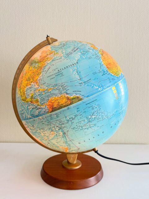 Vintage globus fra danske Scan-Globe med lys og teakfot 🌎Synes du verden er helt på jordet i disse dager? Da er denne globusen for deg! 😄 De to halvkulene er nemlig skrudd sammen feil - så verdenskartet er rett og slett off. Kuriosa?!🤪 Moderne stikk. 599 kr. Kjøpe nå med Vipps? Send melding. Må hentes.