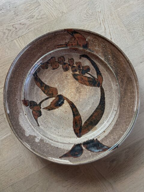 Superfint og stort vintage keramikkfat, sklir rett inn i dagens interiørtrender både mtp farger og stil 🤎 Signert under. Ø 38 cm, H 6 cm. Pris: 1200 kr. Kjøpe nå med Vipps? Send melding. Fatet må hentes, sendes ikke.